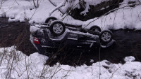 auto v potoce Er14qLPXIAAujzW